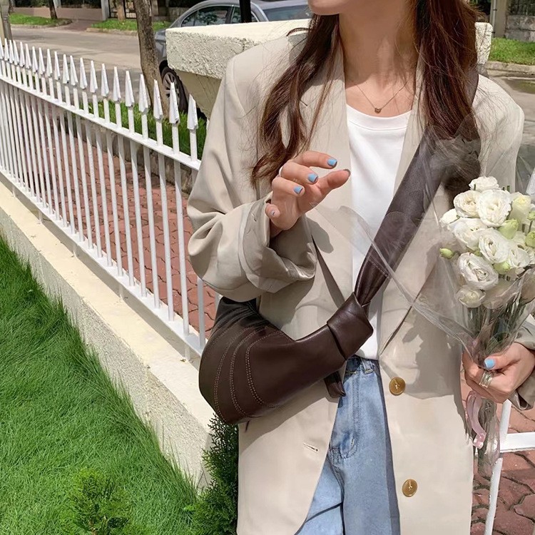 热销复古小众牛皮可颂牛角包 真皮时尚法棍女单肩斜挎饺子包（黑色）